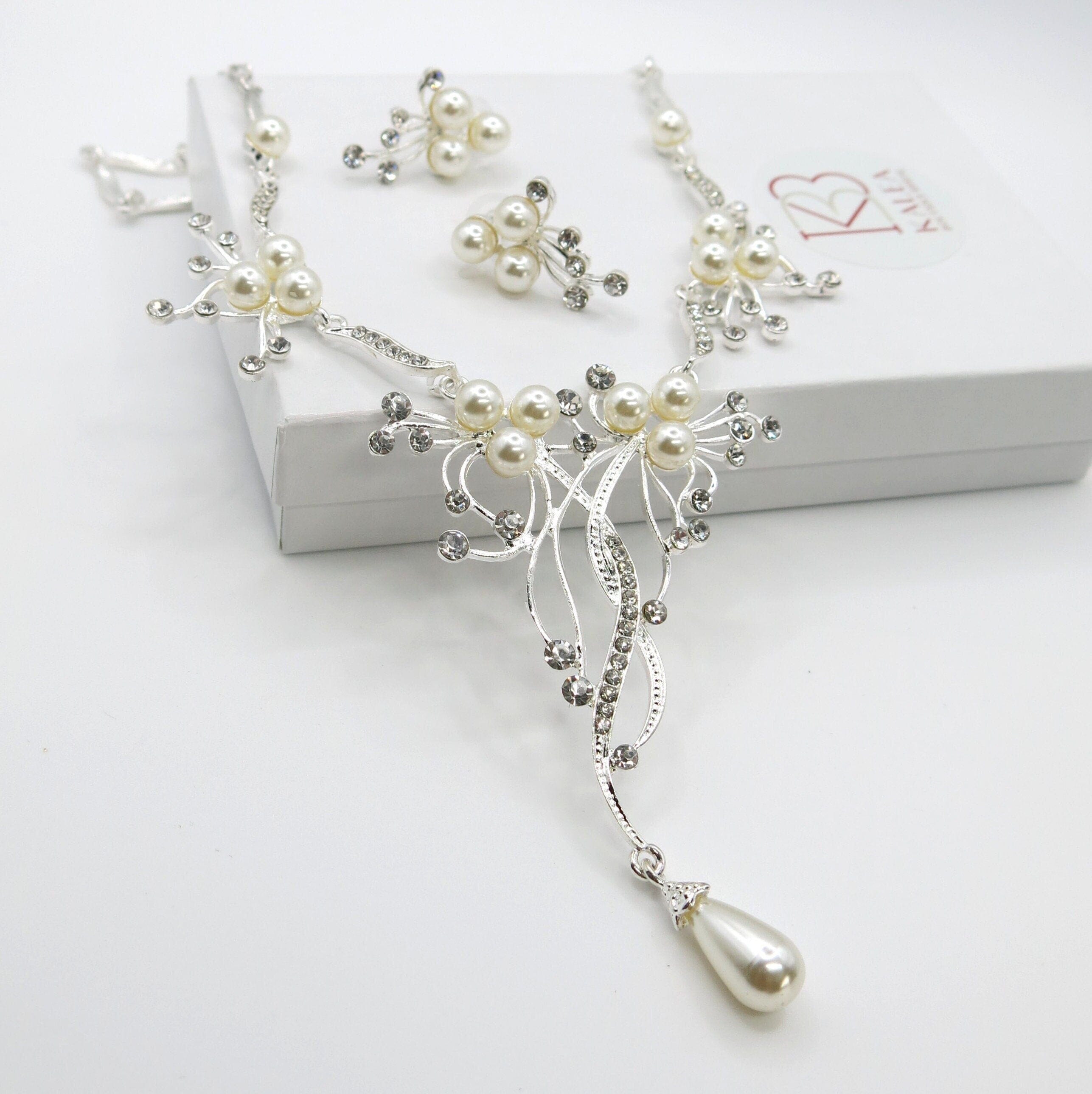 Cluster Pearl Necklace deals (Wedding Jewelry)